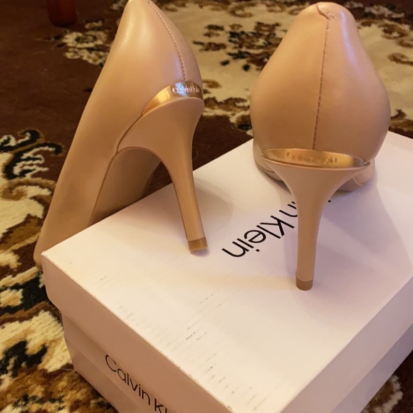 Guess leather heel. - Picture 1 of 6